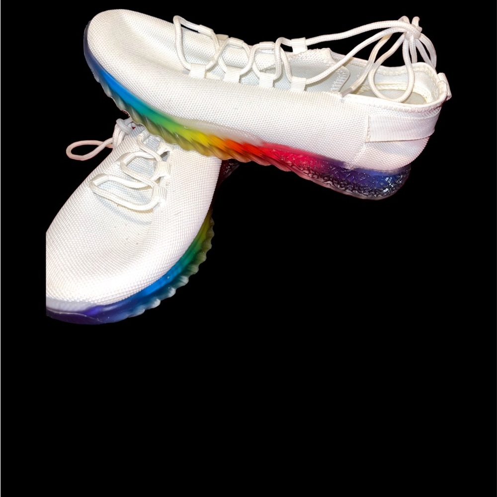 Tennis shoes